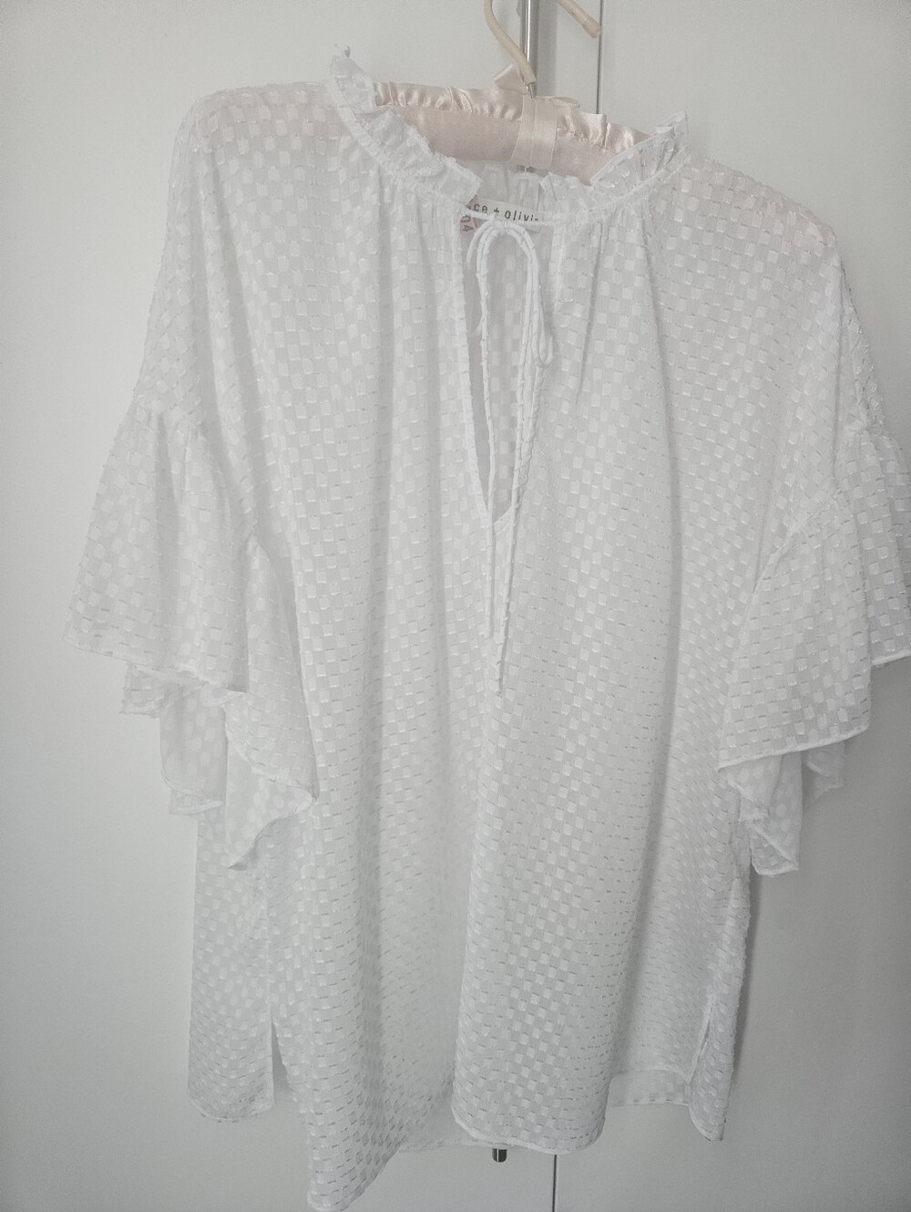 Alice + Olivia White Textured Ruffle-Sleeve Blouse